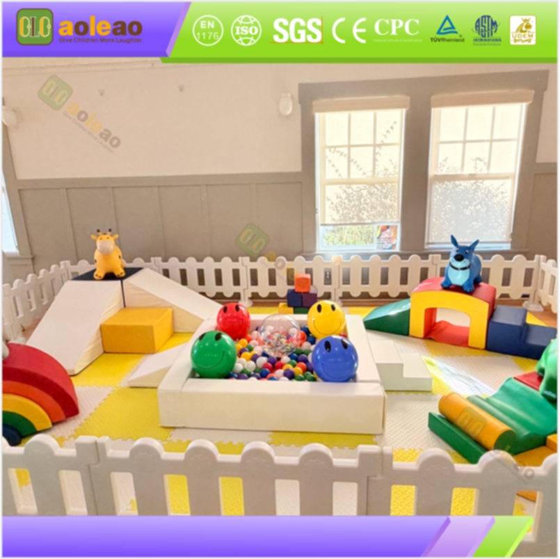 Aire de jeux intérieure pour tout-petits avec piscine à balles