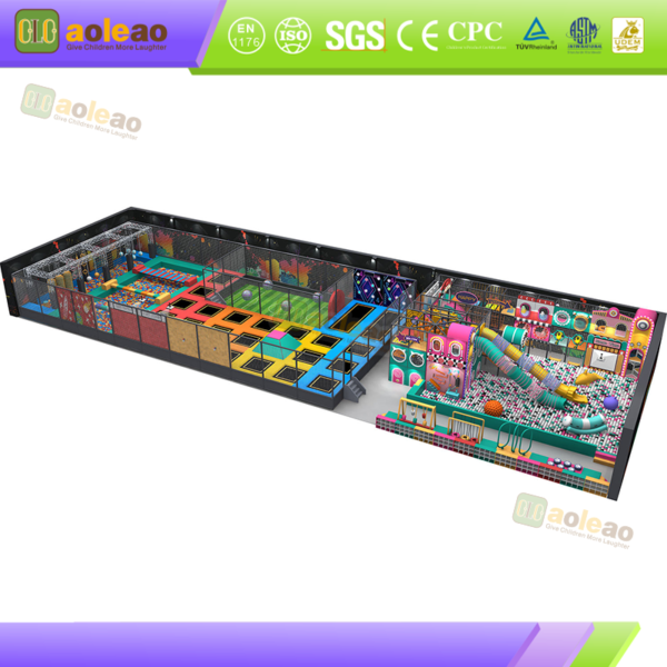 Equipamiento de parque infantil de interior en tonos pastel con toboganes tubulares