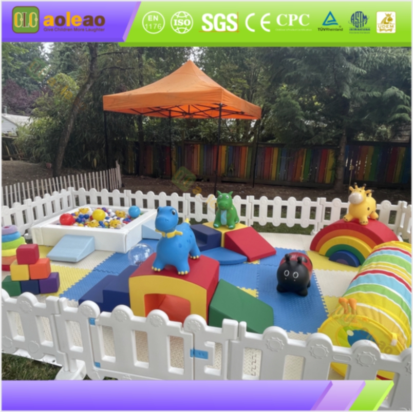 Aire de jeux en mousse pour les tout-petits, en plein air, avec arc-en-ciel et piscine à balles