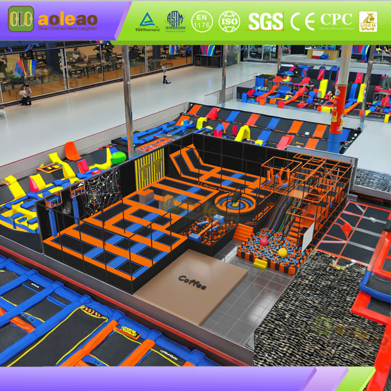 Parque infantil de aventuras cubierto «Orange» con toboganes y piscina de bolas