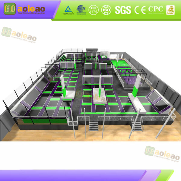 Thiết bị công viên nhảy trampoline màu xanh lá cây với đường đua Ninja và bể xốp