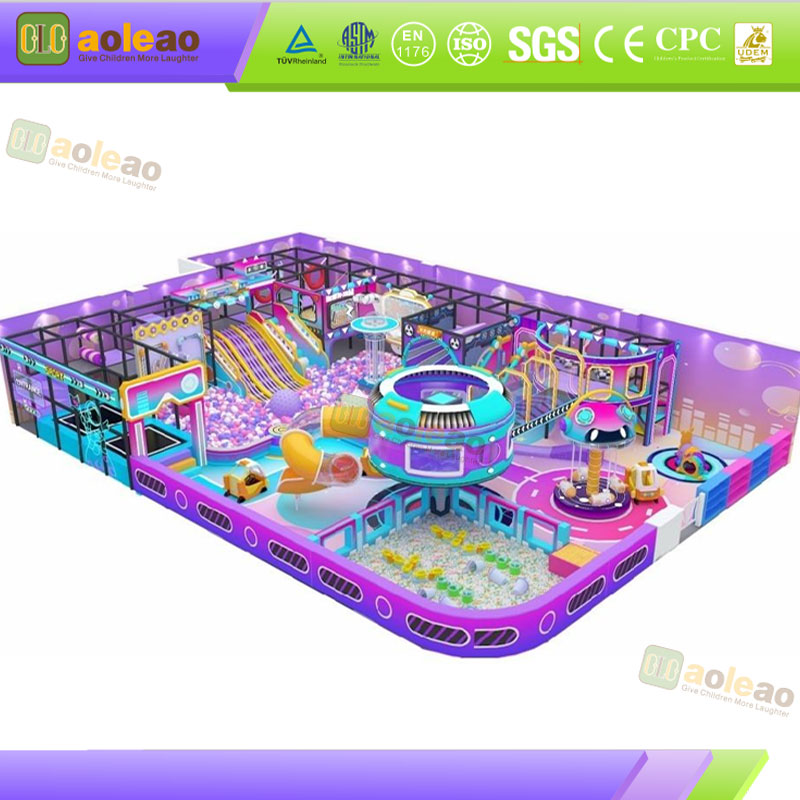Zukünftige Ausstattung für Indoor-Spielplätze mit Bällebad und Rutschen