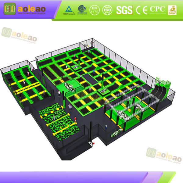 Aire de jeux d'aventure avec trampoline d'intérieur verte et parcours d'obstacles
